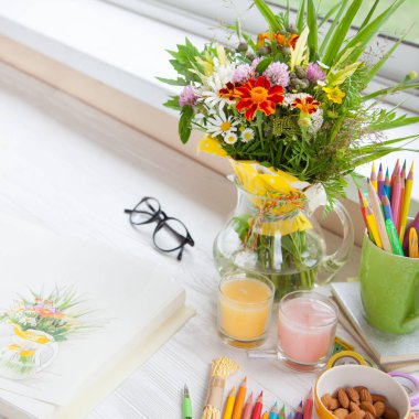 İllüstrasyon renkli kalemler ile boyalı. Parlak kır çiçekleri.