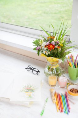 İllüstrasyon renkli kalemler ile boyalı. Parlak kır çiçekleri.