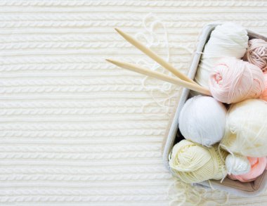 Bir kadının hobi kavramı. Örgü ve evde çalışma. İğne işi ile kazanç.