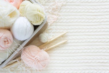 Bir kadının hobi kavramı. Örgü ve evde çalışma. İğne işi ile kazanç.