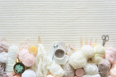 Bir kadının hobi kavramı. Örgü ve evde çalışma. İğne işi ile kazanç.