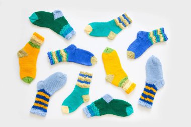 Renkli toplar iplik. Yukarıdan görüntüleyin. Tüm renkleri. İplik örme için. Skeins iplik.