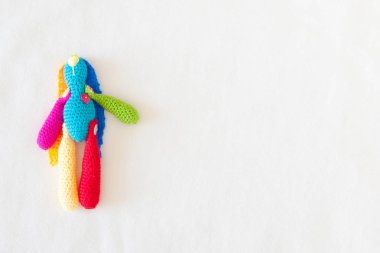 Küçük bir yeni doğan çocuk yatağa yatıyor. Beyaz arka plan.