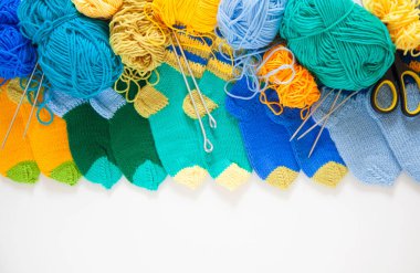 Renkli toplar iplik. Yukarıdan görüntüleyin. Tüm renkleri. İplik örme için. Skeins iplik.