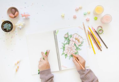 kadın Hobiler ve eğlence kavramı. basit renkli kalemler ile çizim