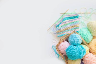 renkli iplik topları ve örgü beyaz izole iğne Üstten Görünüm