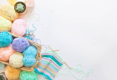 renkli iplik topları ve örgü beyaz izole iğne Üstten Görünüm