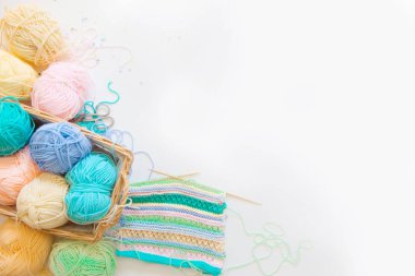 renkli iplik topları ve örgü beyaz izole iğne Üstten Görünüm