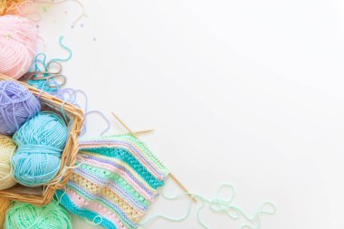 renkli iplik topları ve örgü beyaz izole iğne Üstten Görünüm
