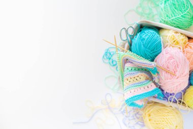 İplik iğne örgü örme için renk ve kanca kroşe. Beyaz arka plan. İzole.