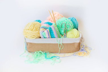 İplik iğne örgü örme için renk ve kanca kroşe. Beyaz arka plan. İzole.