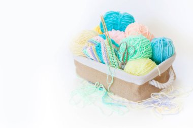 İplik iğne örgü örme için renk ve kanca kroşe. Beyaz arka plan. İzole.