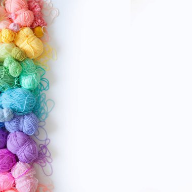 İplik iğne örgü örme için renk ve kanca kroşe. sarı arka plan. 