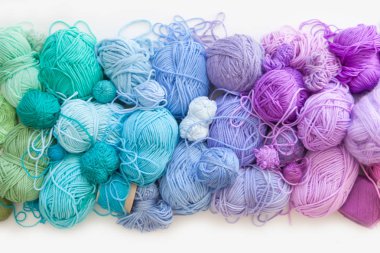 Kadın hobi. İğne işi tığ ve örgü. Parlak iplik. Bayan giyimleri kavramı.