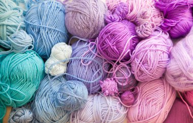 Kadın hobi. İğne işi tığ ve örgü. Parlak iplik. Bayan giyimleri kavramı.