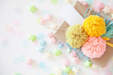 Renkli kurdeleler ve ponpon ile renkli hediye kutuları. Beyaz backg