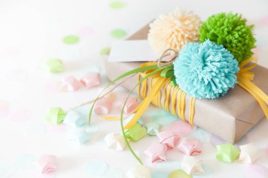 Renkli kurdeleler ve ponpon ile renkli hediye kutuları. Beyaz backg