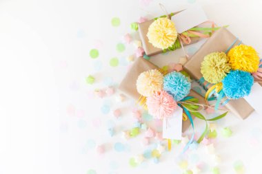 Renkli kurdeleler ve ponpon ile renkli hediye kutuları. Beyaz backg