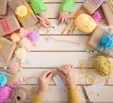 Ambalaj ve renkli hediyeler Noel veya Doğum günü için dekorasyon