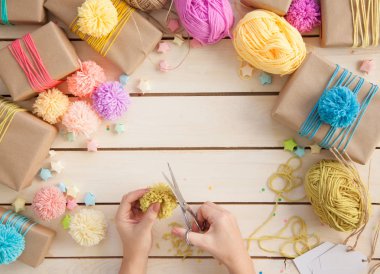 Ambalaj ve renkli hediyeler Noel veya Doğum günü için dekorasyon