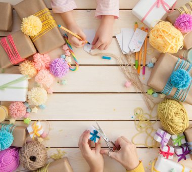 Ambalaj ve renkli hediyeler Noel veya Doğum günü için dekorasyon