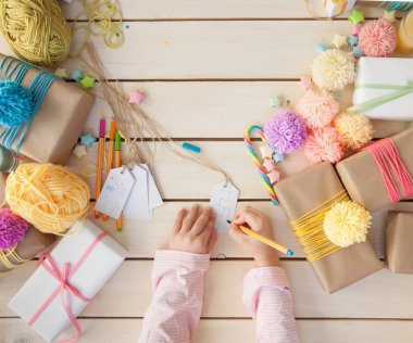 Ambalaj ve renkli hediyeler Noel veya Doğum günü için dekorasyon