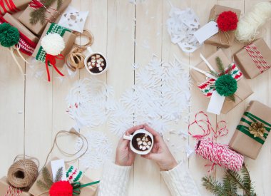 Noel için hazırlanıyor. Tatil hediye kutuları dekorasyon. beyaz kağıt kar taneleri