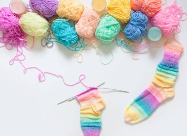 Renkli iplik topları. Yukarıdan bak. Gökkuşağı renkleri. Her renkten. Örgü örmek için iplik. İplik derileri.