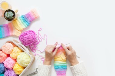 Renkli iplik topları. Yukarıdan bak. Gökkuşağı renkleri. Her renkten. Örgü örmek için iplik. İplik derileri.