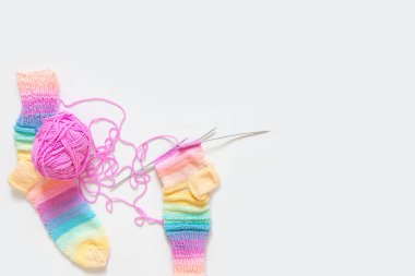 Renkli iplik topları. Yukarıdan bak. Gökkuşağı renkleri. Her renkten. Örgü örmek için iplik. İplik derileri.