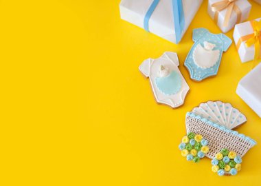 Bebek giyim, banyo malzemeleri, oyuncaklar ve sağlık bakım aksesuarları ile sarı arka plan üzerinde. Liste veya genel bilgileri hamilelik ve bebek duş alışveriş diliyorum. Yukarıdan görüntüleyin. Çocuk besleme değiştirme ve banyo