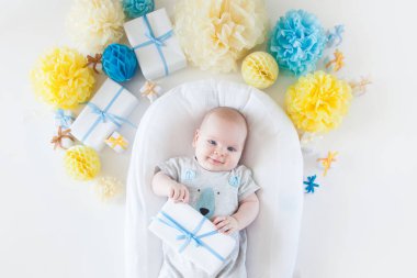 Bebek giyim, banyo malzemeleri, oyuncaklar ve sağlık bakım aksesuarları ile beyaz arka plan üzerinde. Liste veya genel bilgileri hamilelik ve bebek duş alışveriş diliyorum. Yukarıdan görüntüleyin. Çocuk besleme değiştirme ve banyo