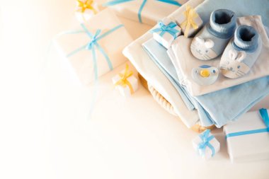 Liste veya genel bilgileri hamilelik ve bebek duş alışveriş diliyorum. Yukarıdan görüntüleyin. Beyaz ahşap büyük tahta