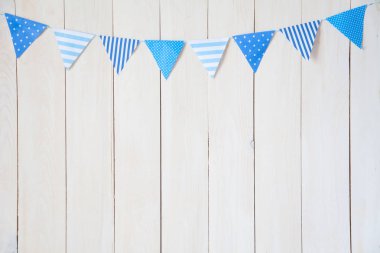 Liste veya genel bilgileri hamilelik ve bebek duş alışveriş diliyorum. Yukarıdan görüntüleyin. Beyaz ahşap büyük tahta