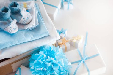 Liste veya genel bilgileri hamilelik ve bebek duş alışveriş diliyorum. Yukarıdan görüntüleyin. Beyaz ahşap büyük tahta