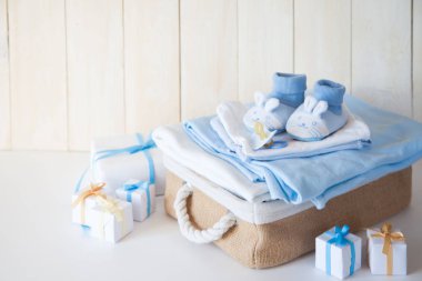 Liste veya genel bilgileri hamilelik ve bebek duş alışveriş diliyorum. Yukarıdan görüntüleyin. Beyaz ahşap büyük tahta