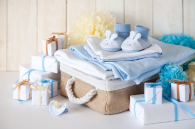 Liste veya genel bilgileri hamilelik ve bebek duş alışveriş diliyorum. Yukarıdan görüntüleyin. Beyaz ahşap büyük tahta