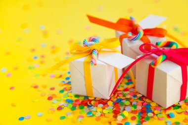 Doğum günü, parti ve yeni yıl için parlak dekor.