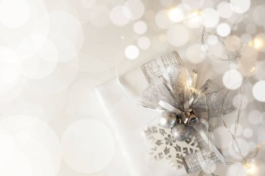 Noel hediye kutusu beyaz arka plan üzerinde görüntülenir. Bokeh