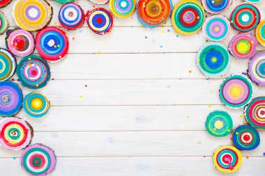 Ahşap güdük. Yuvarlak kesilmiş yıllık halkalar ile ağaç ahşap doku olarak aşağı. Renkli ahşap leke rengi.