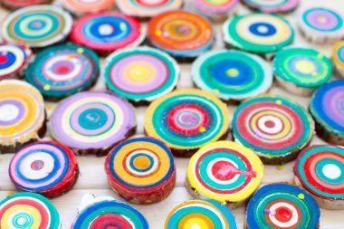 Ahşap güdük. Yuvarlak kesilmiş yıllık halkalar ile ağaç ahşap doku olarak aşağı. Renkli ahşap leke rengi.