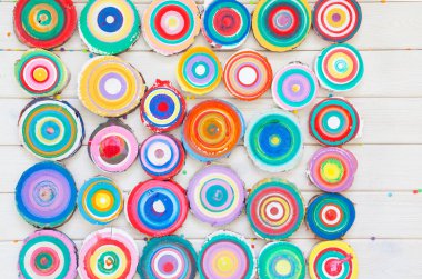 Ahşap güdük. Yuvarlak kesilmiş yıllık halkalar ile ağaç ahşap doku olarak aşağı. Renkli ahşap leke rengi.