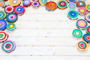 Ahşap güdük. Yuvarlak kesilmiş yıllık halkalar ile ağaç ahşap doku olarak aşağı. Renkli ahşap leke rengi.