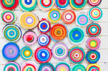 Ahşap güdük. Yuvarlak kesilmiş yıllık halkalar ile ağaç ahşap doku olarak aşağı. Renkli ahşap leke rengi.