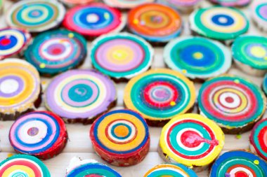 Ahşap güdük. Yuvarlak kesilmiş yıllık halkalar ile ağaç ahşap doku olarak aşağı. Renkli ahşap leke rengi.