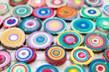 Ahşap güdük. Yuvarlak kesilmiş yıllık halkalar ile ağaç ahşap doku olarak aşağı. Renkli ahşap leke rengi.