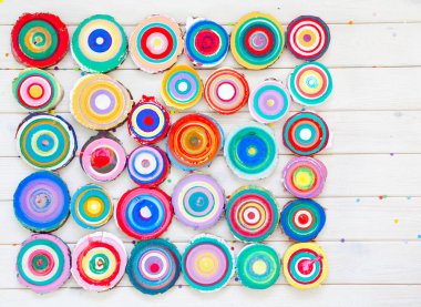 Ahşap güdük. Yuvarlak kesilmiş yıllık halkalar ile ağaç ahşap doku olarak aşağı. Renkli ahşap leke rengi.