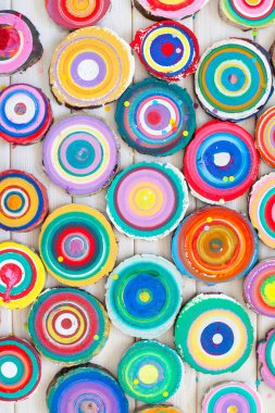 Ahşap güdük. Yuvarlak kesilmiş yıllık halkalar ile ağaç ahşap doku olarak aşağı. Renkli ahşap leke rengi.