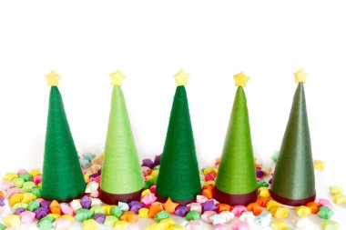 El yapımı bir alternatif Noel ağacı. Beyaz arka plan