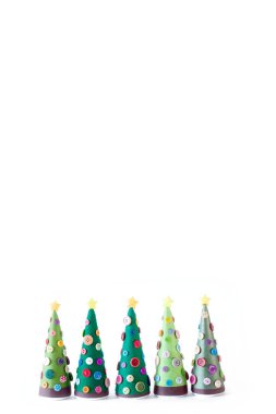 El yapımı bir alternatif Noel ağacı. Beyaz arka plan